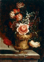 Metallvase mit Maiglöckchen und anderen Blumen
